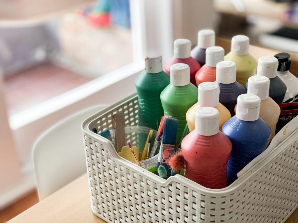 painting for toddlers - paints scola