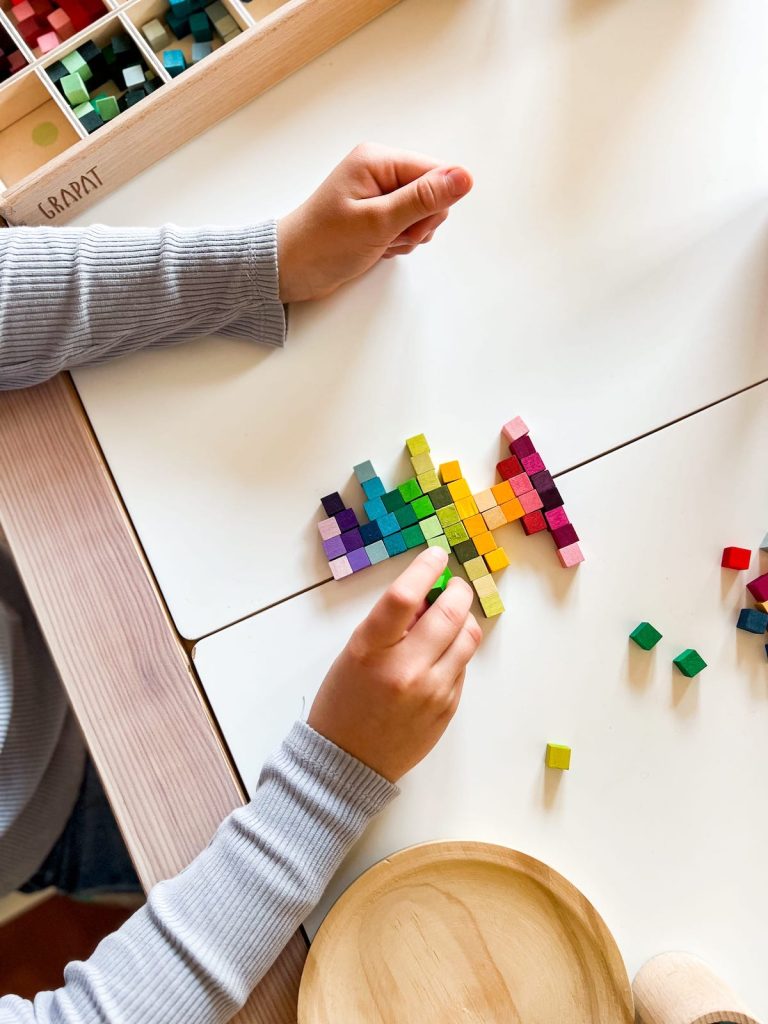 grapat mis&match - girl making symmetry exercise with grapat mis&match cubes